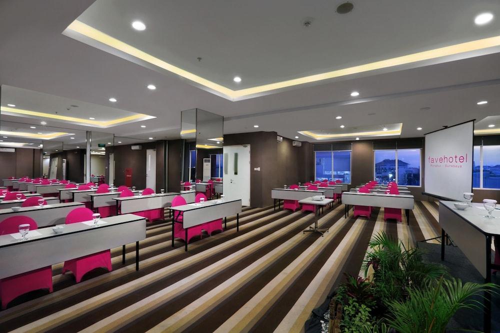 Favehotel Rungkut Surabaya Exterior photo